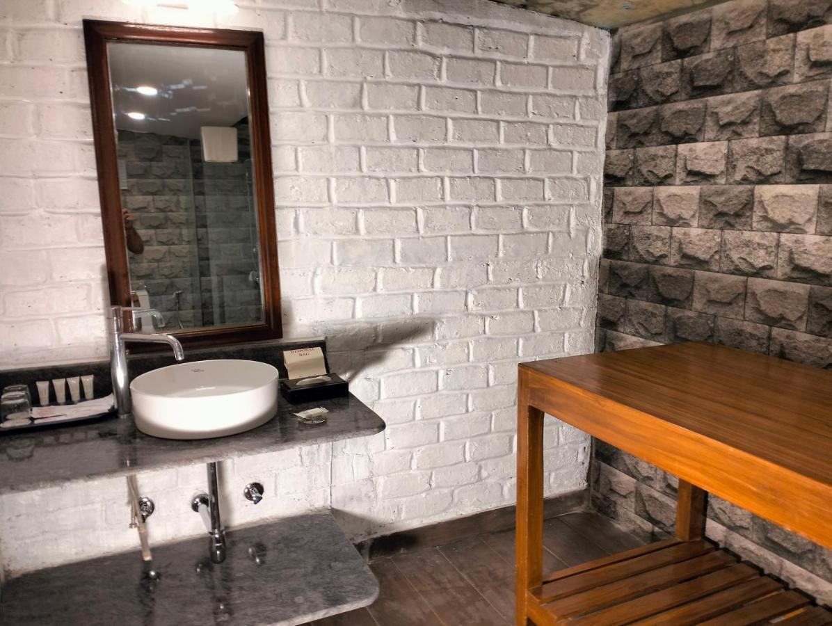 Fort Jadhavgadh -A Gadh Heritage Hotel Sasvad Esterno foto